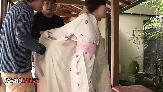 Tutkulu aoi mizunos jav açık havada oral seks eşsiz becerilerini gösteriyor