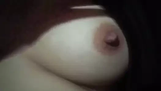 Sevimli kız göğüslerini göstermede ustalaşıyor