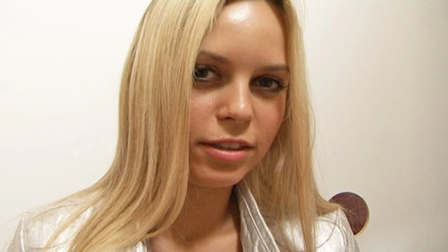 Küçük memeli minyon şeker bebek sahte duvar deliğinde sikiliyor