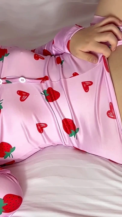 İri göğüslü ateşli kız tutkuyla sikiliyordu. Seksi vücudu okşandığında, masaj yaptırıldığında ve kullanıldığında seviyor. | Klip 1