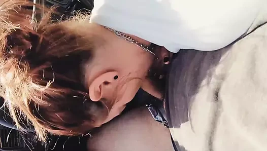 Kamp alanına giderken yarağını emmeme izin verdi