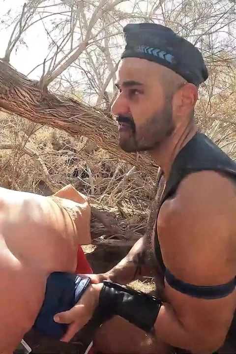 Ağzı açık deliğinin içinde yumruklar ve dildolar