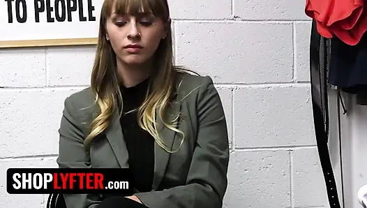 Shoplyfter - büyük memeli genç kız hırsızlıkla suçlandıktan sonra güvenlik odasına çekiliyor