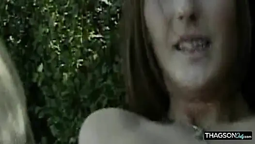 Sarışın hatun açık havada fışkırtarak orgazm olmak için esmeri parmaklıyor