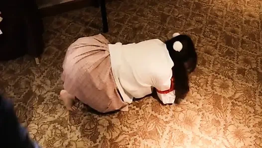 Jk üniformalı sevimli küçük bir kız yerde yalınayak dolaşıyordu.