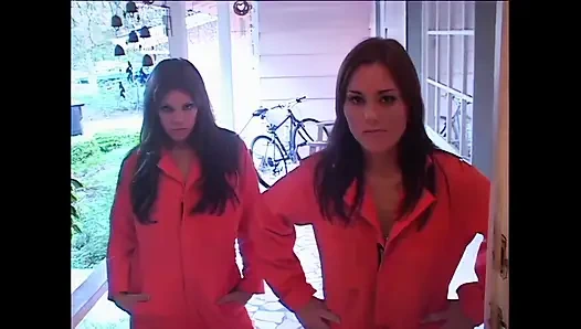 Büyük Strapon'la Duyusal Lezbiyen Seks İçin İki Muhteşem Genç Güzellik