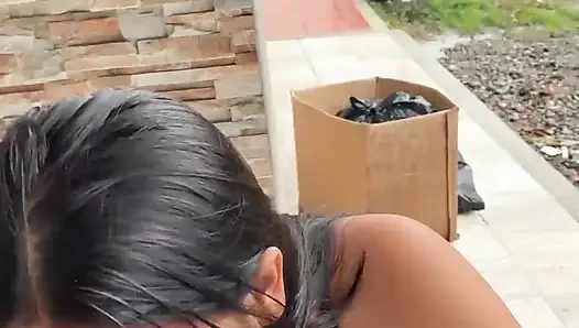 Emmeyi ve komşular tarafından izlenmeyi seviyor