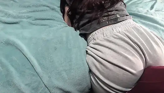 Üniversiteli kız ders okuduktan sonra sınıf arkadaşının götünü sallıyor