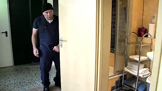 İki ateşli orta yaşlı seksi kadın iş başında. Biri ofiste, diğeri restoranın mutfağında 2 sahne 1'de