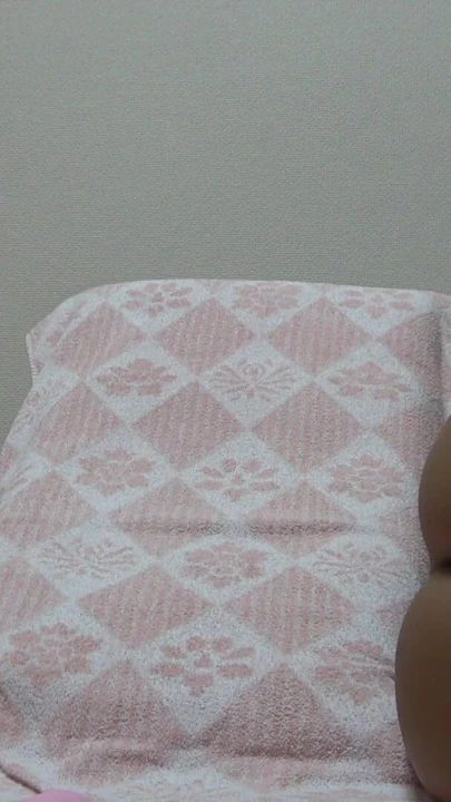 Sörfçü kız vibratör, güzel vücut ve büyük memeli kız Japon kızların dairesinde mastürbasyon yapıyor | Klip 1