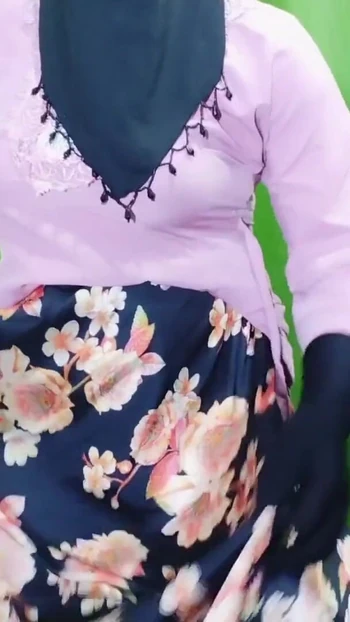 Захватывающий момент из "Индийская красивая деревенская домохозяйка занимается сексом в комнате - ясный хинди аудио"