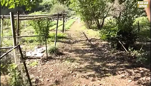 Özgür ruhlu olgun kadınların açık havada yetişkin özgürlüklerini kucakladığı kırsal kaçış -sahne.3