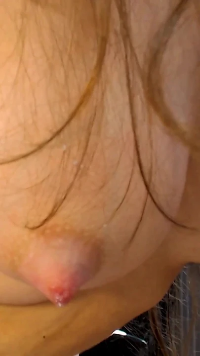 Горячая молодая мачеха с большими молочными сиськами мастурбирует