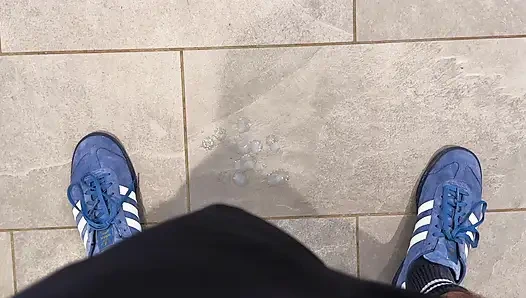 Arkadaşım yoğun bir süpermarkette mastürbasyonumu ve boşalmamı izledi