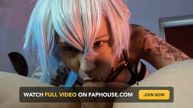 Cosplayer 69 pozisyonunda gırtlağına kadar sakso çekiyor