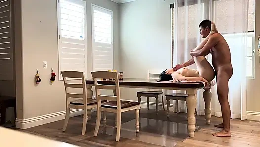 Arkadaşımın karısını şehir dışındayken yemek masasında sikiyorum