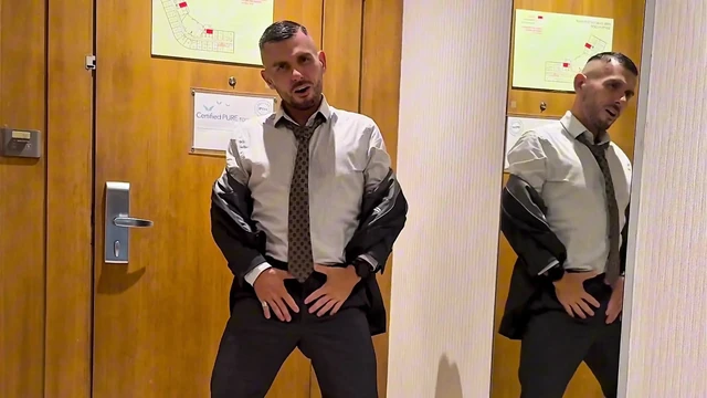 Бизнесмен в нижнем белье играет со своей мужской киской и выстреливает спермой, будучи запертым в клетке целомудрия