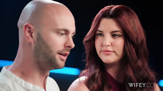 Evli tombul kızıl saçlı ateşli evli kadın Kayla Summers kocasının önünde sikiliyor