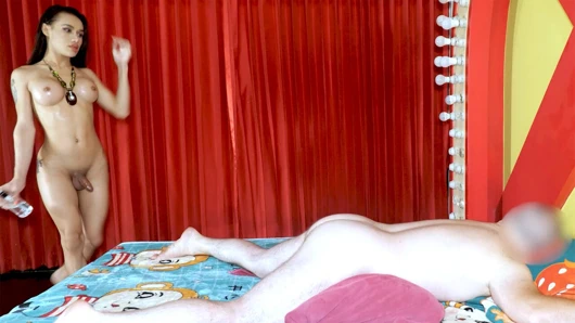 Büyük yarak laos femboy genç kız masaj yaptıktan sonra adamla anal sikişiyor