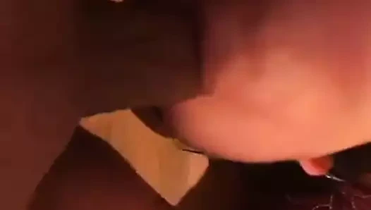 Bu tombul ev hanımı gerçekten bir çük emmeyi biliyor