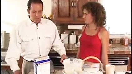 Düz göğüslü fahişe alır becerdin içinde the eşek tarafından damızlık içinde the mutfak