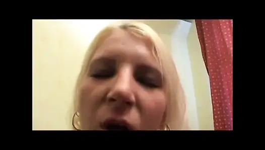 Sıkı amcıklı seksi orta yaşlı seksi kadın amatör büyük yarakla sikiliyor ve ağzına boşalıyor