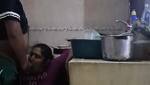 Çalışan kirli bulaşıkları yıkarken sikişiyor ve emiyor