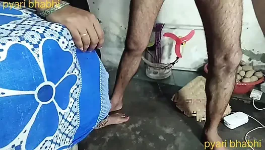 Göt amcık sikiyor yarak emiyor göğüslerini emiyor memeden süt emiyor ve domaltarak yarağa oturuyor ve doğrudan Hintçe seste yatıyor