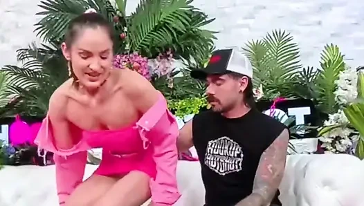 Ava Alex'in ağzında bir dildo ve amında büyük bir yarak!
