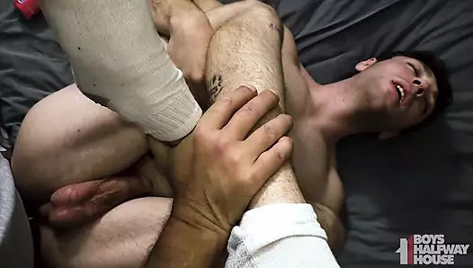 İtaatkar genç sporcu yaşlı yarak tarafından prezervatifsiz sikiliyor bakış açısı