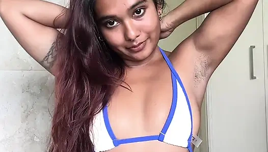 Bu küçük desi kız Mia Z'nin sevimli iç çamaşırlarını denemelerini izleyin