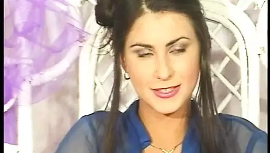 Oyuncakla sandalyede mastürbasyon yap