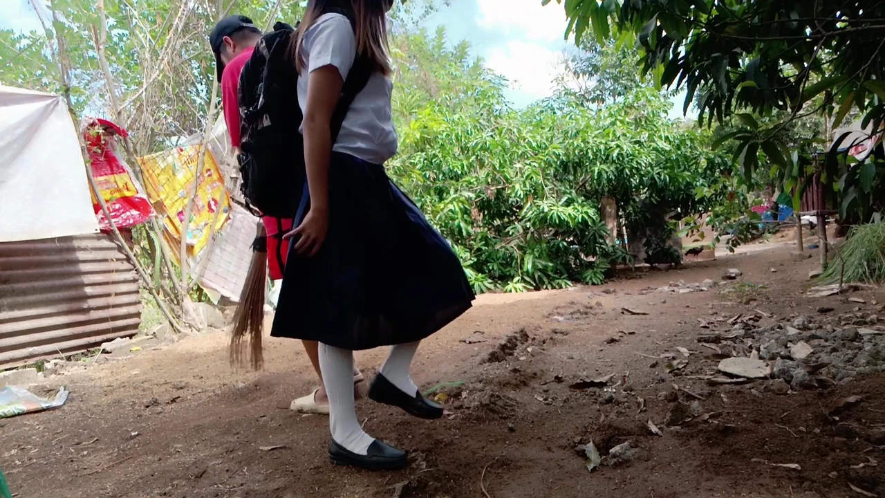 देसी 18 वर्षीय कुंवारी छात्रा को सार्वजनिक रूप से कर्मचारी ने चोदा