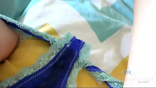 Biraz sigara molasından sonra zoe ona boşalmak bir yük alır