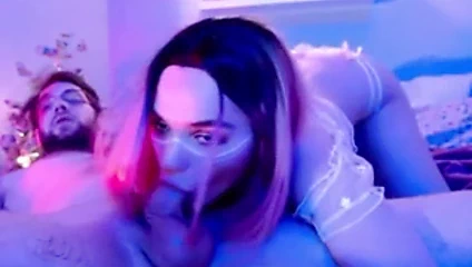 Güzel web kamerası kızı büyük yarak emiyor