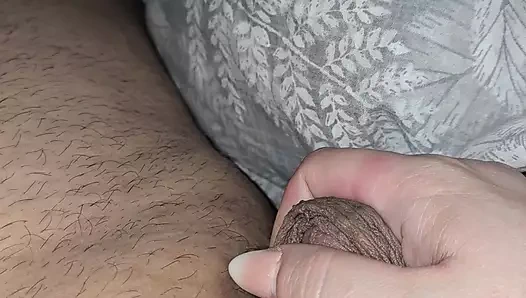 Üvey anne üvey oğlunun sikini yatakta utanmadan elle muamele çekiyor