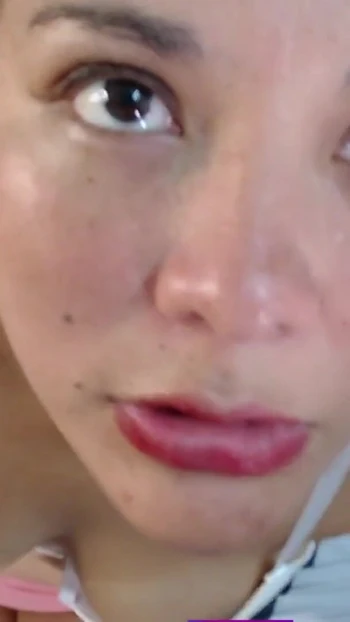 Потрясающий момент от "Моя пухлая падчерица приходит за моей женой и находит меня со стоящим членом и заглатывает все"