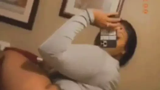 Siyah iri güzel kadın siyah erkek arkadaşının arkasından latin için twerk yapıyor