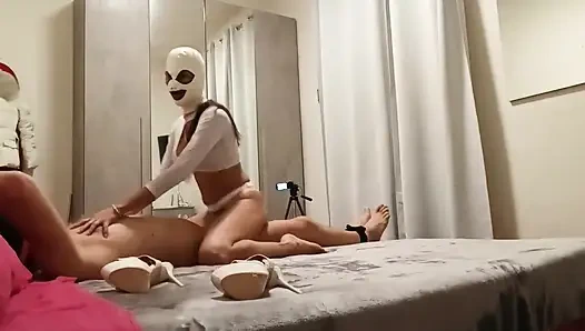 MILF adamını bağlayıp onun penisiyle oynuyor