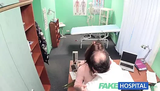 Fakehospital tatlı doktor sevgililer günü çiçekleri verir