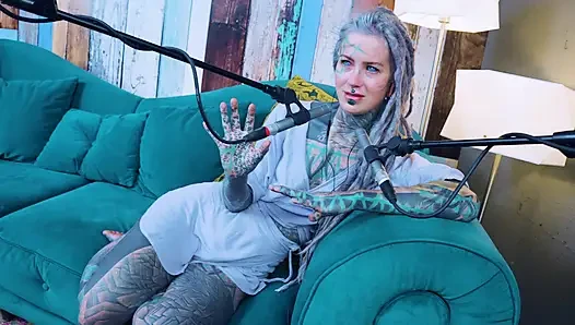 Z hakkında konuşuyorum - zeal - asmr podcast sfw konuşuyor gotik sıska kız dreadlocks dövmeli model dövmeli kız