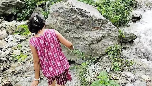 Köylü Hintli ateşli hizmetçimle açık havada riskli sikişiyor 7.5m