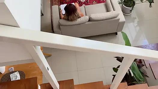 Yeni tombul oda arkadaşımı kiranın ilk gününde mastürbasyon yaparken yakaladım