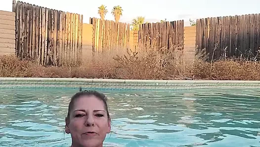 Çıplak orta yaşlı seksi kadın yüzme havuzunda sigara içiyor mu