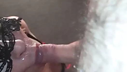 Genç oğlan cums üzerinde milf