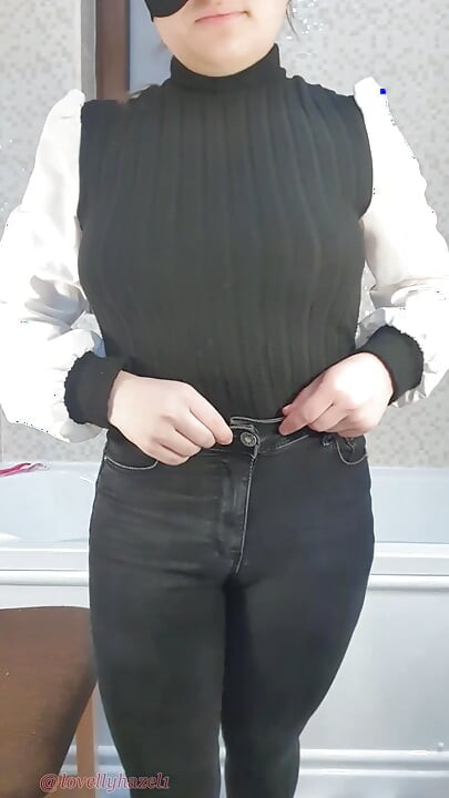 Duşta soyunuyor (onlyfans'imde tam video)