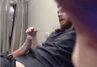 Oğlan onun güzel canavar horoz ile oynuyor