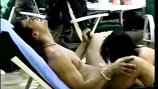 Azgın hatun domalıyor ve açık havada domalarak sikiliyor