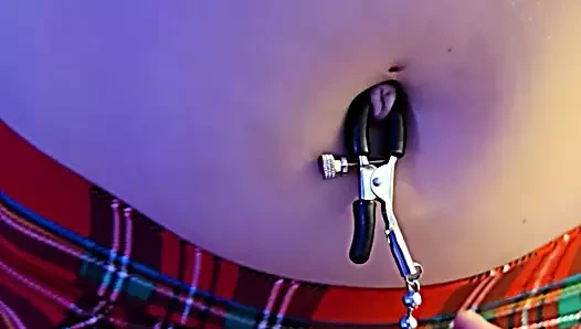 Outie göbek deliği bir meme kelepçesi ile cezalandırıldı