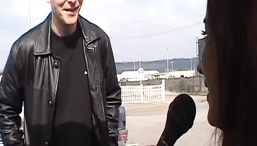 Fransa'dan yaşlı kızıl saçlı kadın iki korunmasız adamla sikişiyor